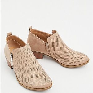 Nwt Torrid wide width Taupe ankle Bootie